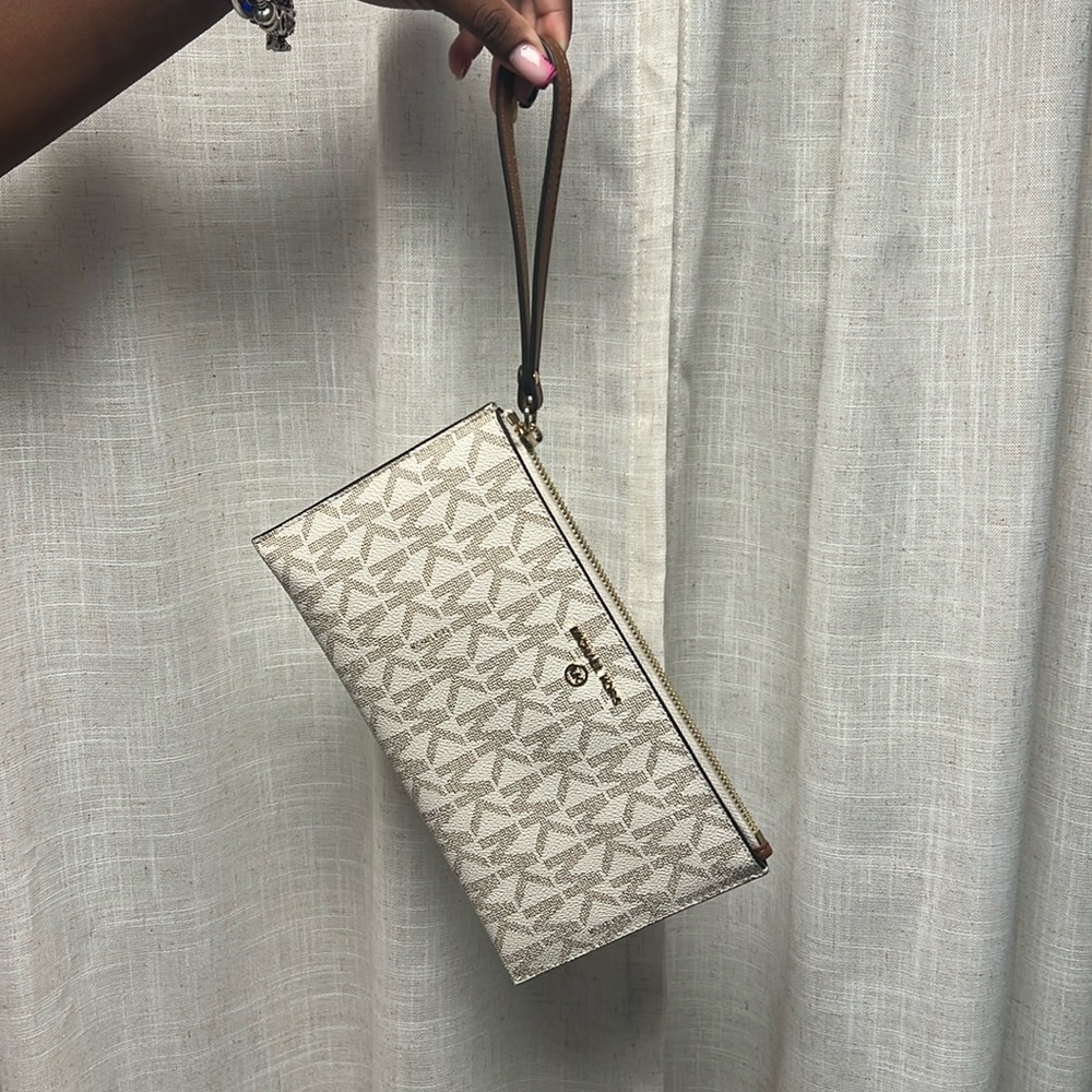 Crème monogram Michael Kors Wrislet for Spring/Summer. Used only once.